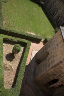 Provence795 Abbaye du Thoronet, vue supérieure du jardin du cloître et du lavabo depuis le haut du