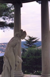 Villa Ephrussi de Rothschild jardins, temple de l'amour le soir