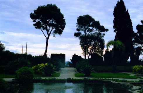 Villa Ephrussi de Rothschild jardins, jardin à la française le soir