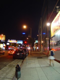 Sunset Boulevard de nuit (circulation automobile et passants)