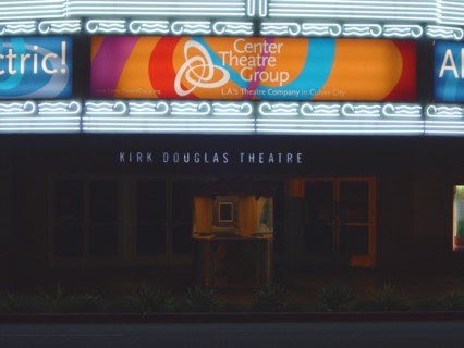 Kirk Douglas Theater à Culver City, Los Angeles (de nuit)