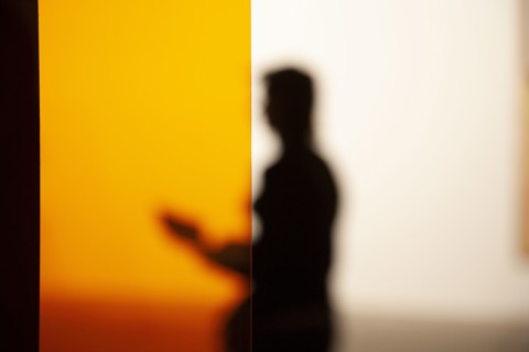 Silhouette sur fond orange et blanc