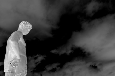 Statue et ciel d'orage noir et blanc
