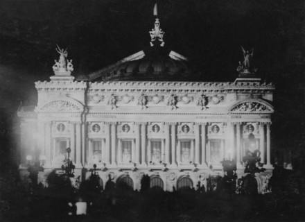 Célébration de la fin de la guerre, le 8 mai 1945, devant l'Opéra de Paris.