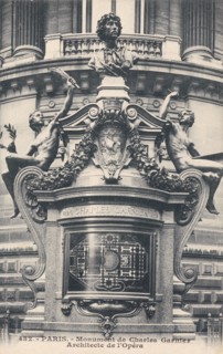 Monument en hommage à Charles Garnier, architecte de l'Opéra, vers 1900