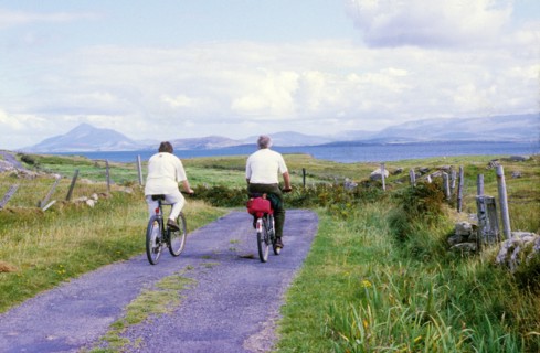 Cyclistes sur l'île de Clare, en Irlande