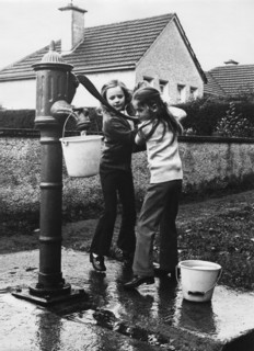 Fillettes récoltant de l'eau, Irlande