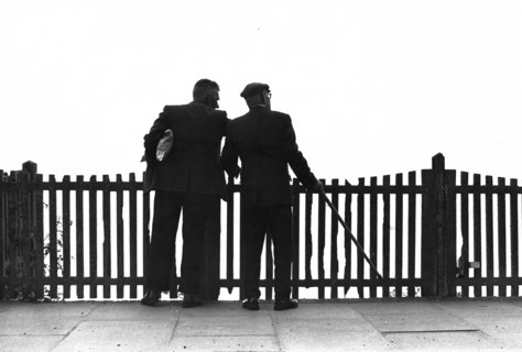 Deux hommes scrutant l'horizon