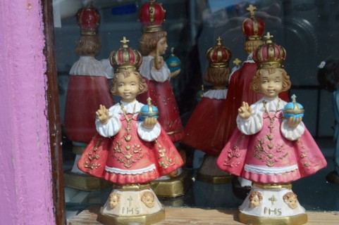 Enfants Jésus de Prague dans une vitrine