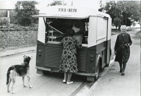 Commerce ambulant dans un village français