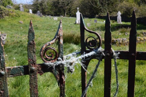 Portail d'un vieux cimetière