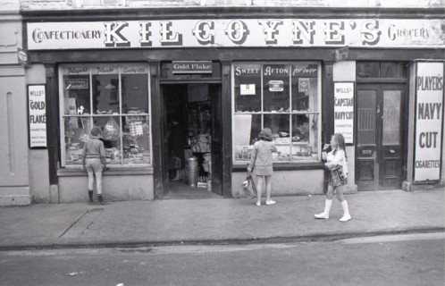 Enfants regardant la vitrine d'une épicerie en Irlande