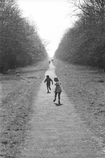 Enfants courant sur un chemin