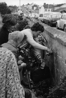 Femmes se servant d'eau bénite, Irlande