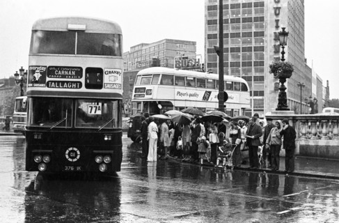 Jour de pluie sur O'Connell Street à Dublin, Irlande.
1979