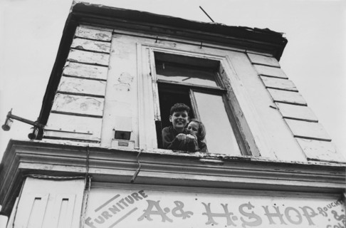 A la fenêtre, 1975