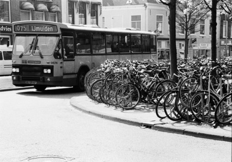 Autobus dans une rue, avec des vélos garés le long du trottoir. Haarlem, Pays-Bas.
1999
