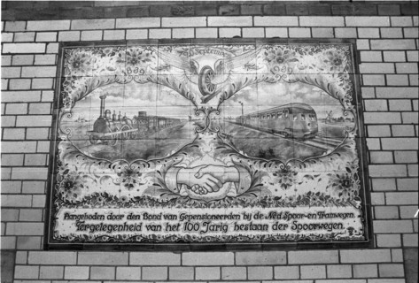 Panneau de carreaux décorés sur un mur de briques, commémorant les cent ans de la gare. Haarlem,