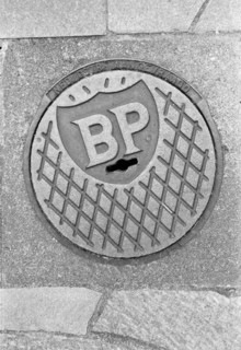 Plaque de service au logo BP, insérée dans un trottoir dallé. Enkhuizen, Pays-Bas.
2000