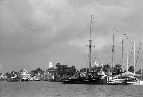 Port de Durgerdam sur l'IJsselmeer : voiliers aux mâts dressés devant les maisons du village, sous