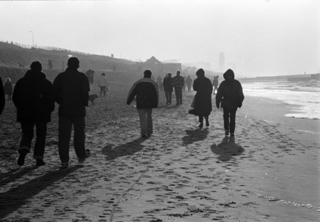Promeneurs de dos marchant sur la plage en contre-jour. Zandvoort, Pays-Bas.
2000