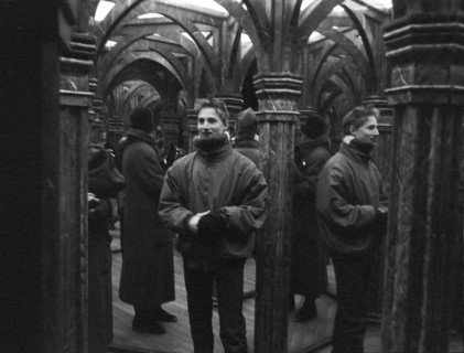 Visiteurs dans une maison des miroirs, au milieu de colonnes et d'arcades. Prague, République