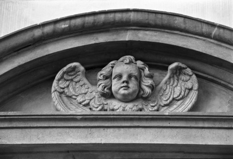 Tête de chérubin ailé sculptée dans un fronton cintré. Prague, République tchèque.
2001