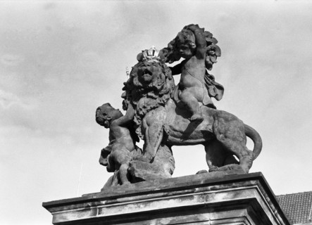 Le lion de Bohême couronné, entouré de putti, statue monumentale du 18e siècle d'Ignác František
