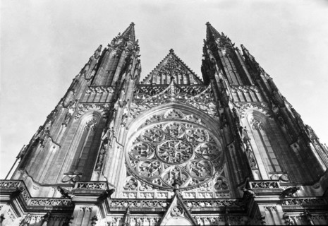 Façade occidentale de la cathédrale Saint-Guy à Prague : rose et tours néogothiques. République