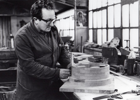 Ouvrier fabriquant un moule dans une fonderie de fer. Tonge & Taggart, Dublin, Irlande.
1980