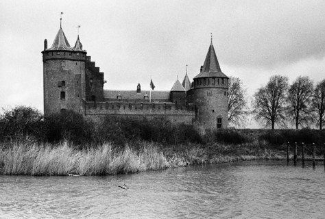 Le château de Muiden (Muiderslot) derrière les roseaux, au bord de l'eau. Muiden, Pays-Bas.
2000