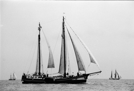 Voilier traditionnel à deux mâts sous voiles sur l'IJsselmeer, d'autres voiliers au loin. Pays-Bas
