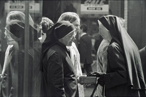 Religieuses dans une rue de Dublin, Irlande