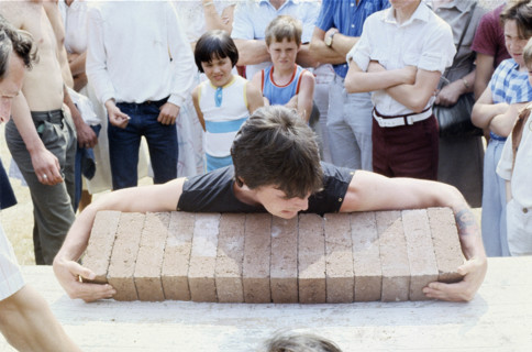 Epreuve de force lors de la Fête de Strawberry Beds, près de Dublin, en Irlande.
1986