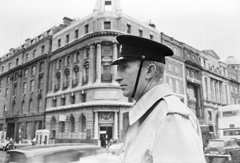 Garda devant la Munster & Leinster Bank, Dublin, Irlande