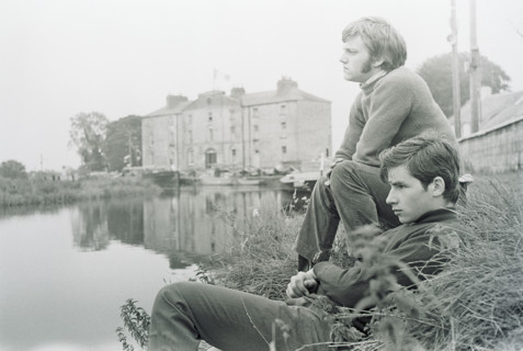 Jeunes au bord de l'eau, Robertstown, Irlande
