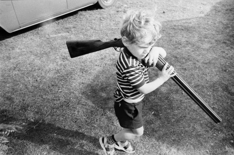 Enfant portant un fusil
