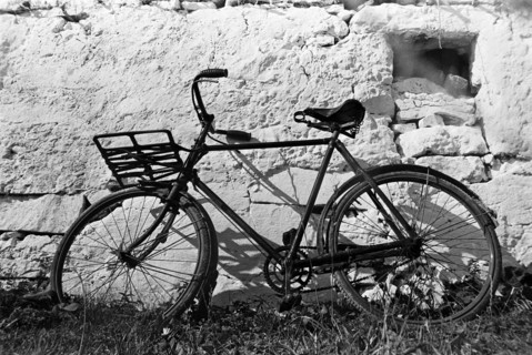 Vélo posé contre un mur
