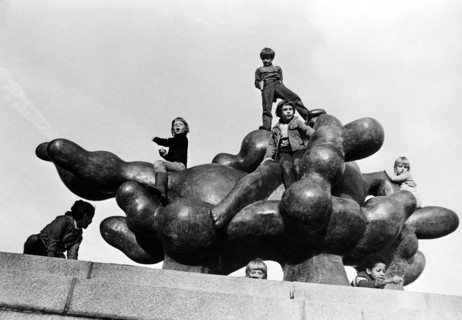 Sculpture abstraite servant d'aire de jeux