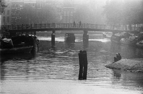 Canal dans la brume à Amsterdam