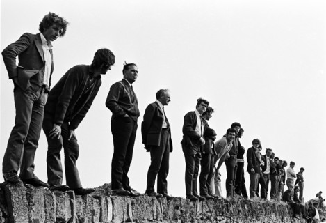 Spectators at road bowling, Cork