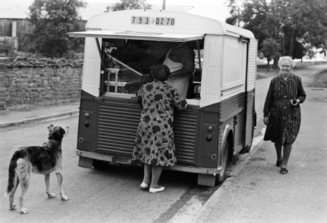 Commerce ambulant dans un village français