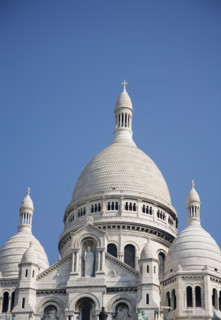 Domed building under blue sky.