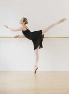 Female ballet dancer in dance studio.