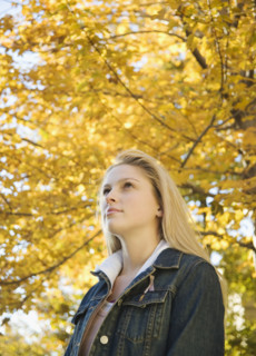 Woman outdoors on a fall day. Date : 2006