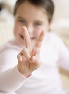 Girl holding up two fingers. Date : 2006