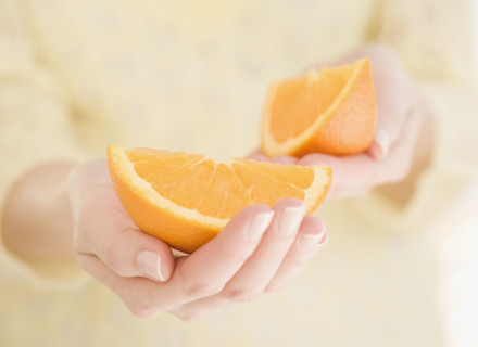 Woman holding orange wedges. Date : 2007