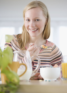 Woman eating cereal. Date : 2007