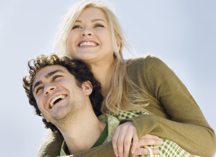 Man giving girlfriend piggyback ride. Date : 2007