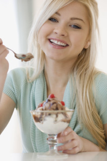 Woman eating ice cream sundae. Date : 2007
